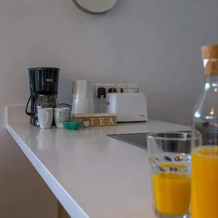 Yellow Mellow 2-br Apt In Apartment