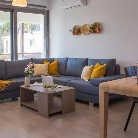 Yellow Mellow 2-br Apt In Apartment