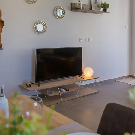 Yellow Mellow 2-br Apt In * Lárnaka
