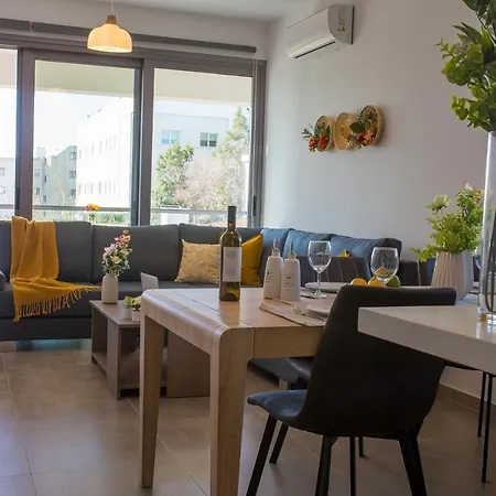Yellow Mellow 2-br Apt In * Lárnaka