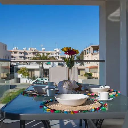 Yellow Mellow 2-br Apt In Apartman