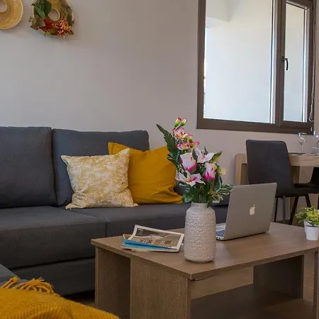 Yellow Mellow 2-br Apt In *
